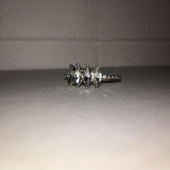 ANGLE DIAMOND RING - Picture 12 of 12